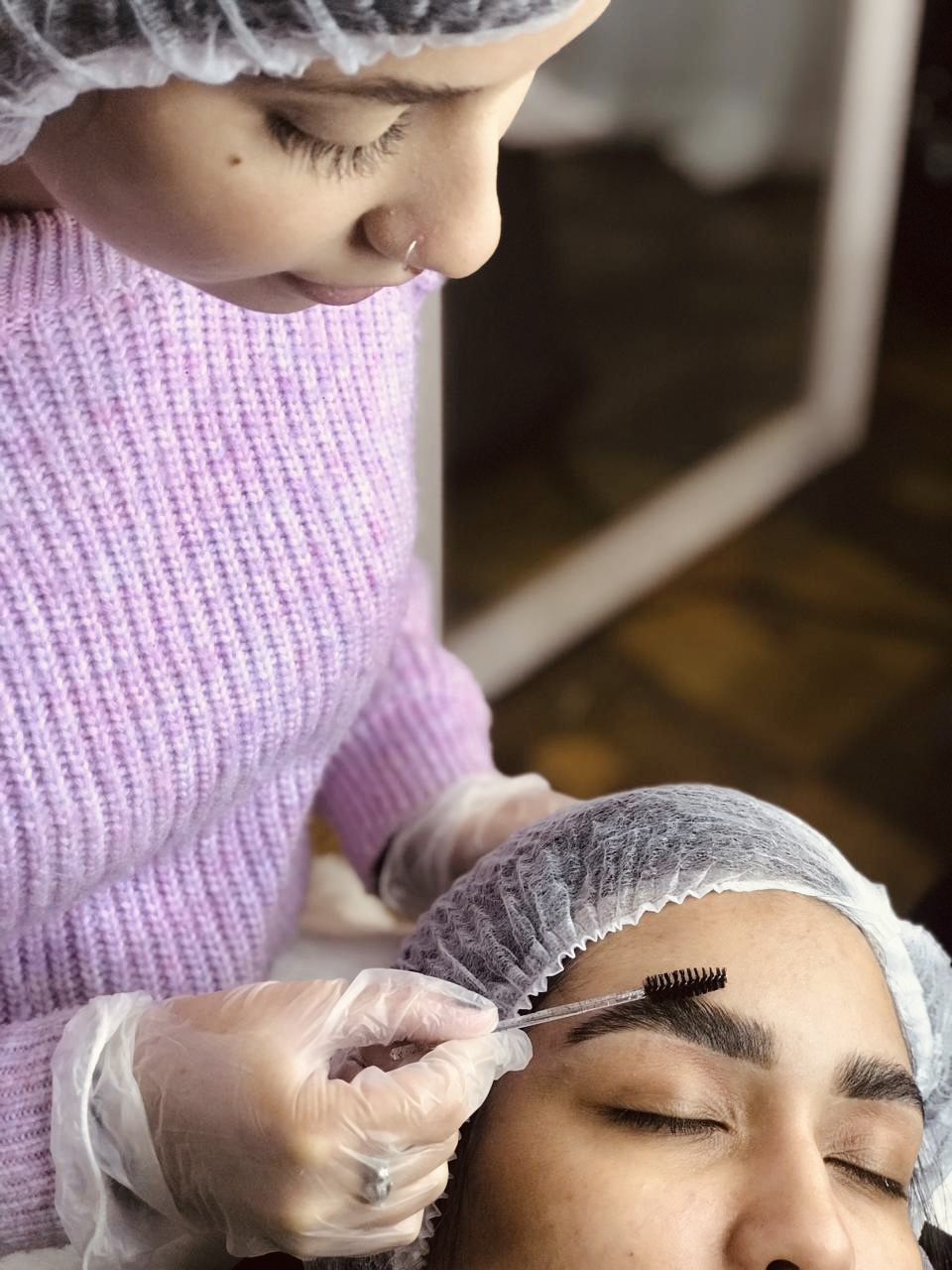 Julia fazendo design de sobrancelha